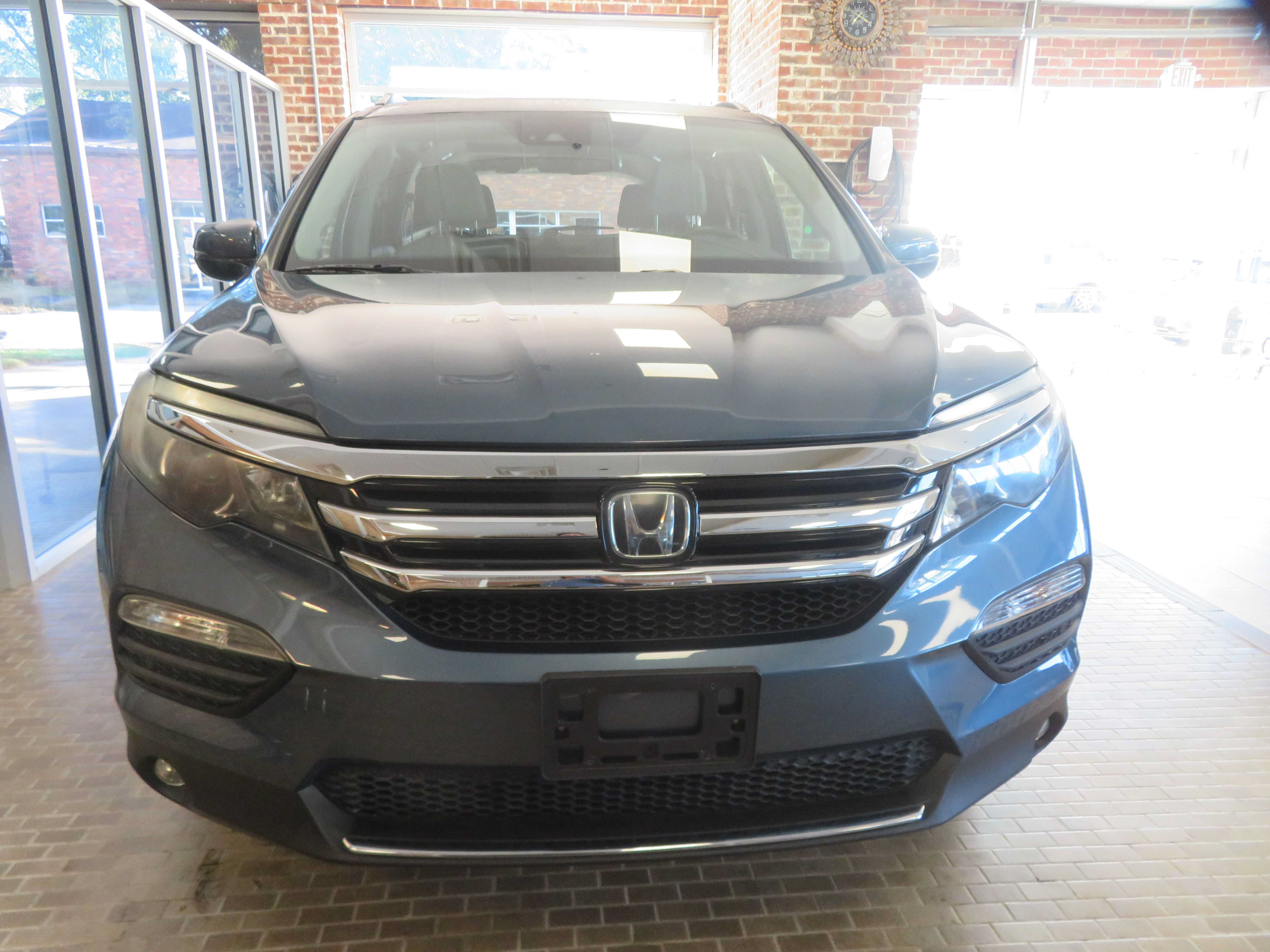 Used 2017 Honda Pilot Elite image 2