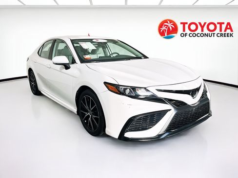Used 2023 Toyota Camry SE FWD image 1