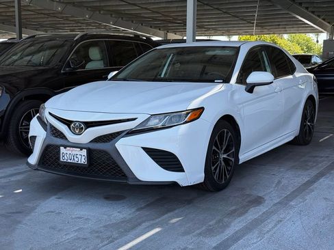 Used 2019 Toyota Camry SE FWD image 1