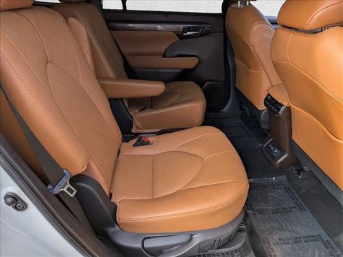 Used 2021 Toyota Highlander Platinum image 20