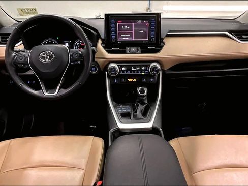 Used 2020 Toyota RAV4 XLE Premium image 17