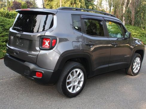 Used 2019 Jeep Renegade Sport w/ Sport Appearance Group AWD/4WD image 3