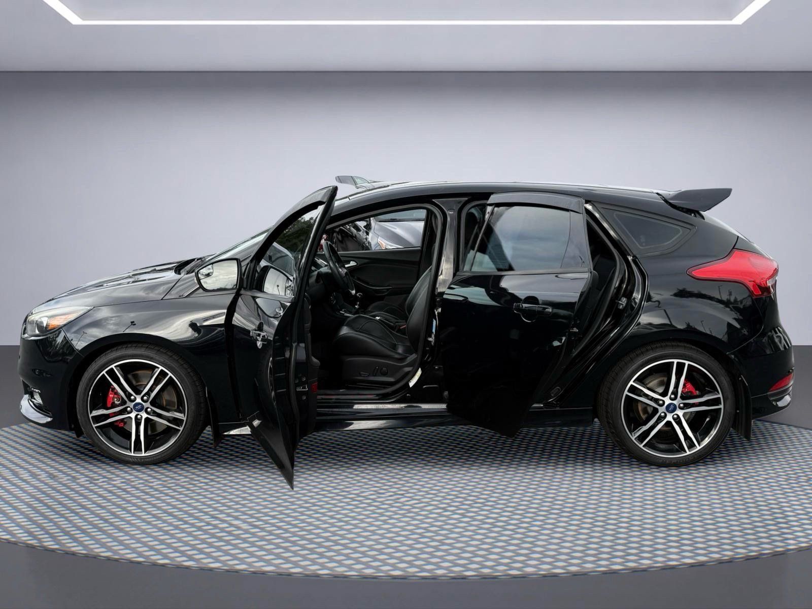 Used 2017 Ford Focus ST w/ Equipment Group 402A FWD image 13