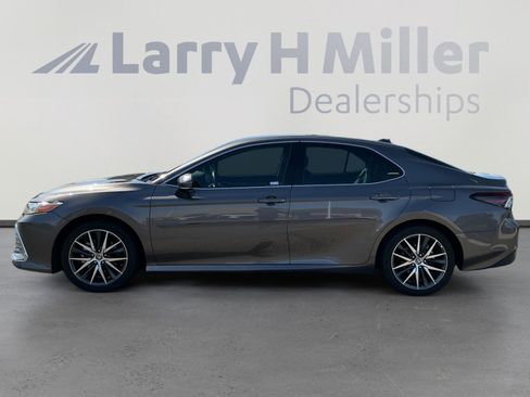 Used 2022 Toyota Camry XLE FWD image 2