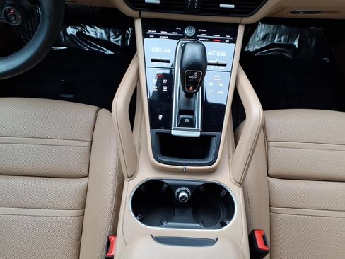 Used 2022 Porsche Cayenne AWD/4WD image 19