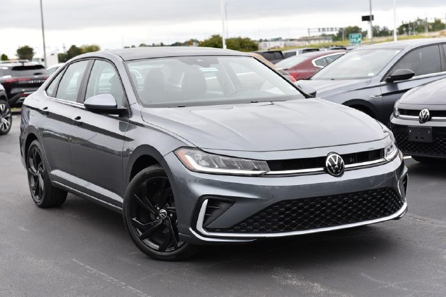 Used 2025 Volkswagen Jetta SE w/ Sunroof Package FWD image 2