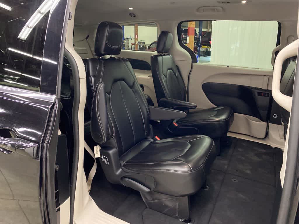 Used 2024 Chrysler Pacifica Touring-L FWD image 17