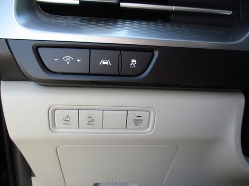 Used 2024 Kia Carnival LX image 18