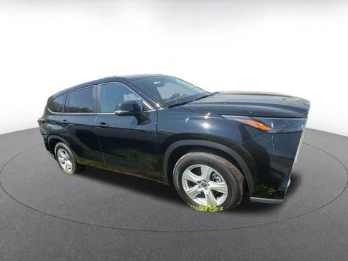 Used 2025 Toyota Highlander LE image 5