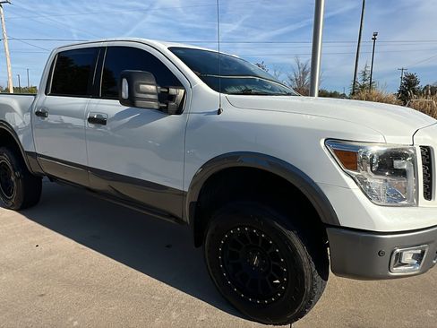 Used 2019 Nissan Titan PRO-4X w/ Pro-4x Convenience Package image 5