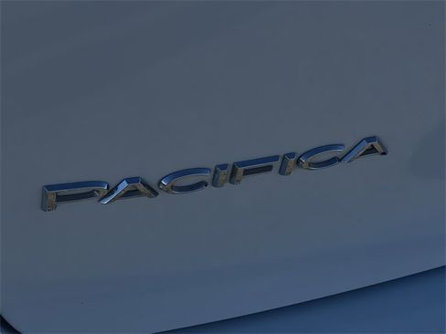 Used 2023 Chrysler Pacifica Touring-L image 9