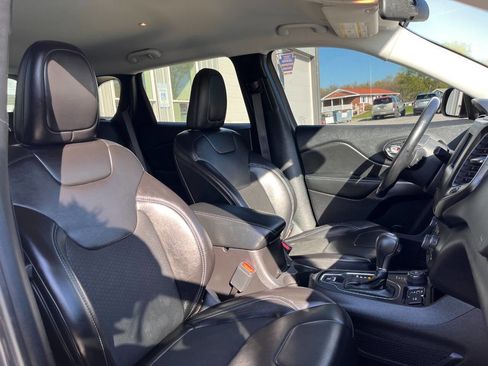 Used 2020 Jeep Cherokee Latitude Plus w/ Cold Weather Group AWD/4WD image 11