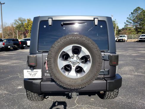 Used 2016 Jeep Wrangler Unlimited Sahara image 8