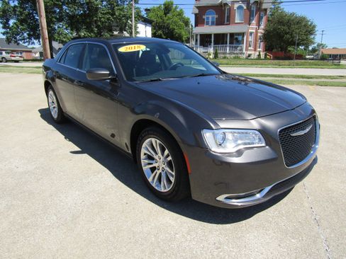 Used 2018 Chrysler 300 Touring w/ Driver Convenience Group image 1