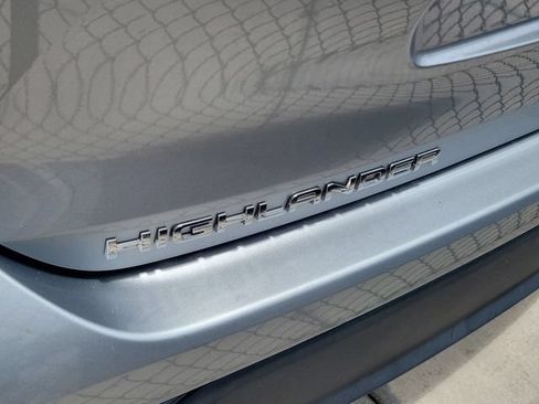 Used 2021 Toyota Highlander LE FWD image 4