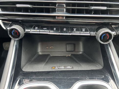 Used 2025 Chevrolet Traverse LT w/ Sun and Wheel Package image 32