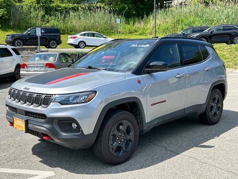Used 2024 Jeep Compass Trailhawk w/ Sun and Sound Group AWD/4WD image 3