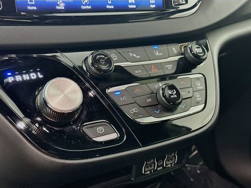 Certified 2025 Chrysler Pacifica Select image 24