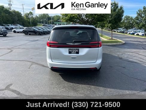 Used 2023 Chrysler Pacifica Touring-L FWD image 6