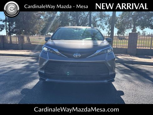 Used 2024 Toyota Sienna LE image 1