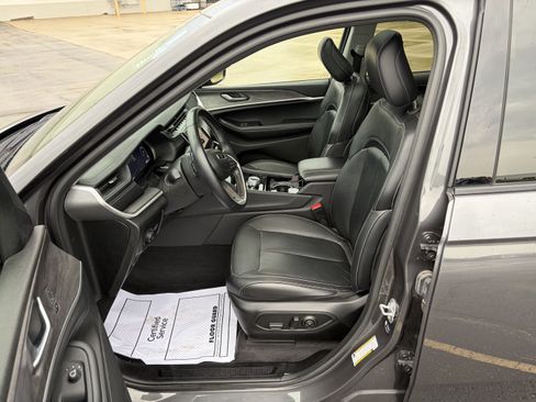 Used 2022 Jeep Grand Cherokee L Limited AWD/4WD image 12