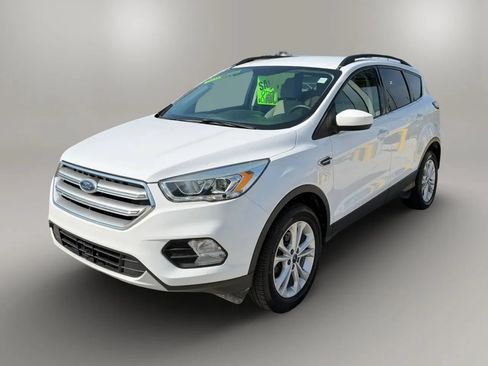 Used 2017 Ford Escape SE w/ Equipment Group 201A FWD image 3