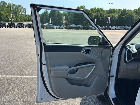 Used 2024 Kia Soul LX image 9