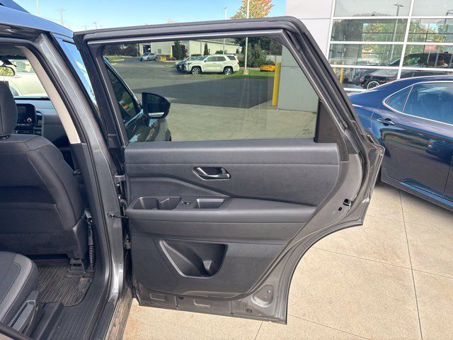 Used 2025 Nissan Pathfinder SV w/ SV Premium Package AWD/4WD image 34