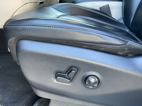 Used 2023 Chrysler Pacifica Touring-L image 11