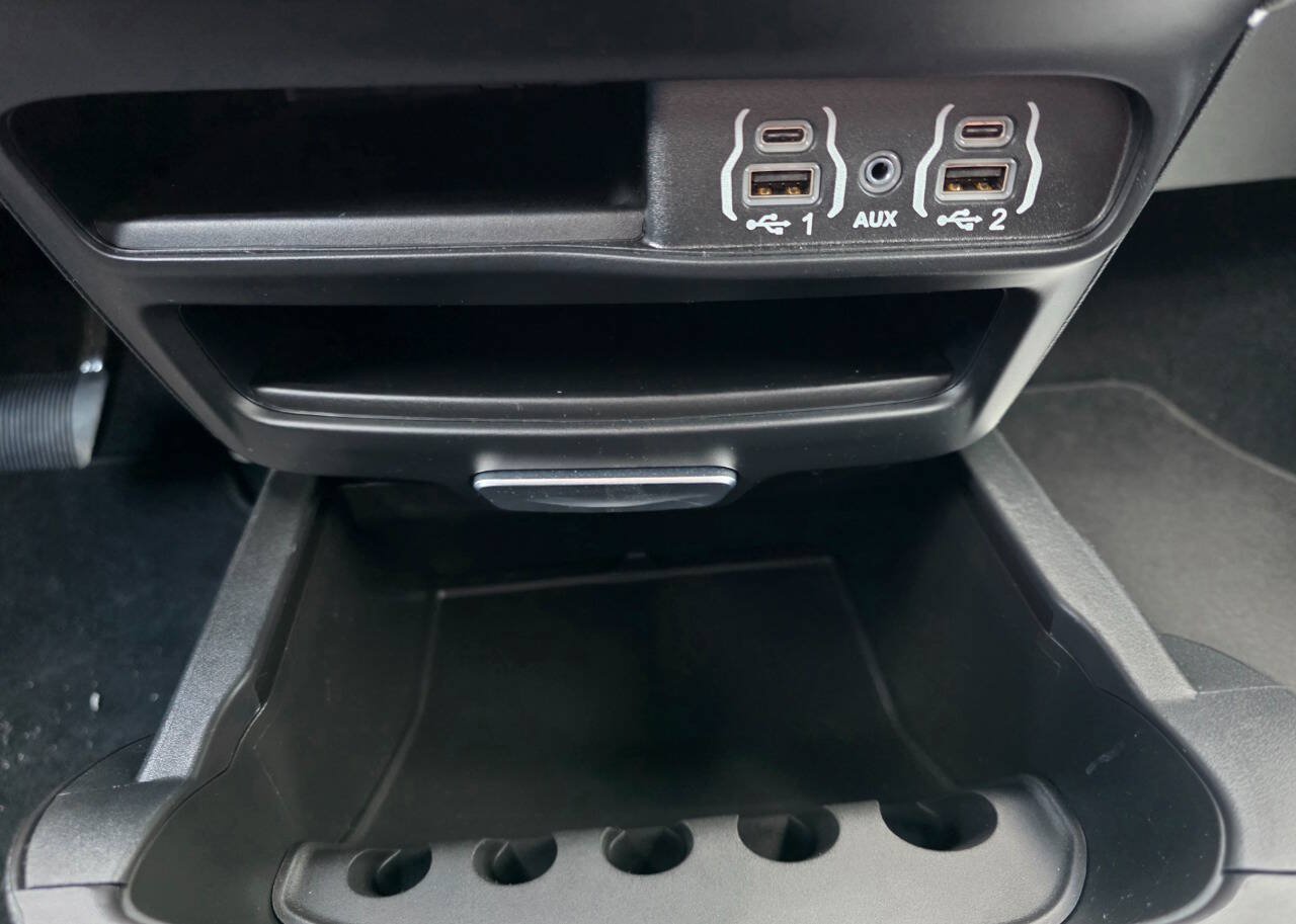 Used 2025 Chrysler Pacifica Select FWD image 17