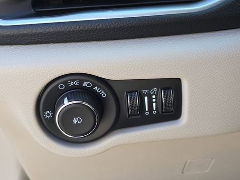 Used 2024 Chrysler Pacifica Limited image 32