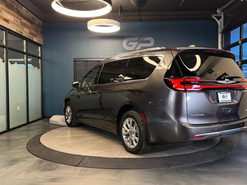 Used 2021 Chrysler Pacifica Touring-L w/ Uconnect Theater Family Group AWD/4WD image 5
