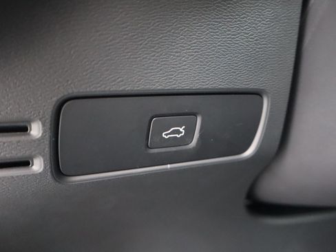 Used 2025 Volvo XC40 B5 Core image 19