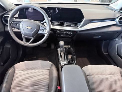 Used 2025 Chevrolet Trax LT FWD image 9