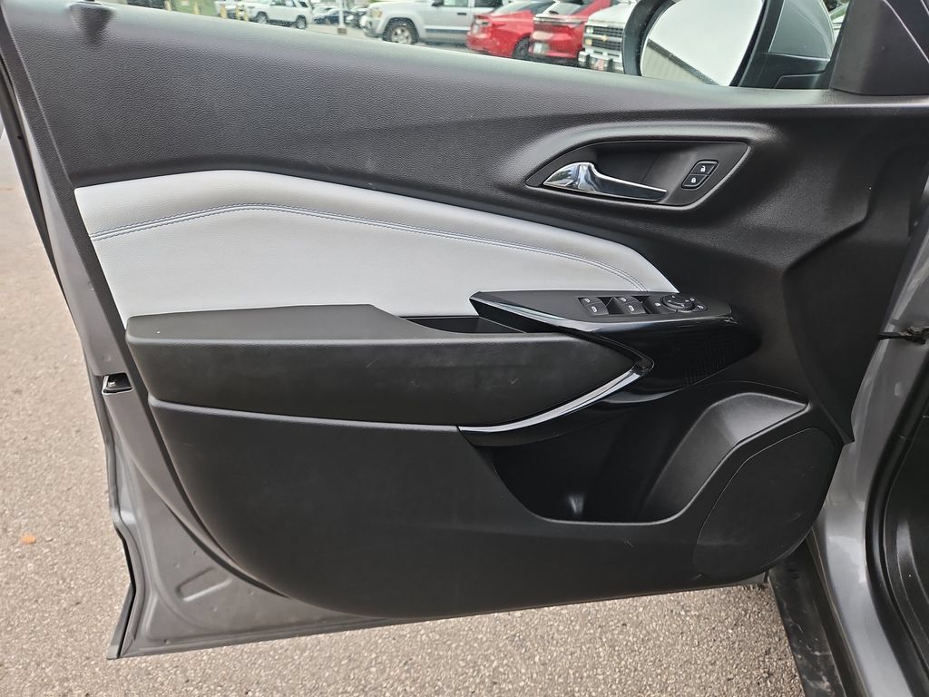 Used 2025 Chevrolet Trax LT FWD image 22