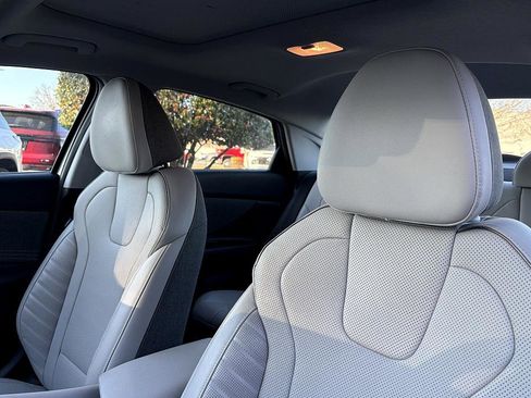 Used 2023 Hyundai Elantra Limited image 19