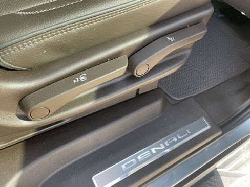 Used 2024 GMC Yukon XL Denali w/ Advanced Technology Package image 31