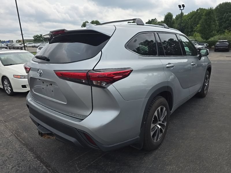 Used 2021 Toyota Highlander XLE AWD/4WD image 3