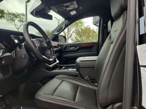 Used 2025 GMC Yukon Denali image 11