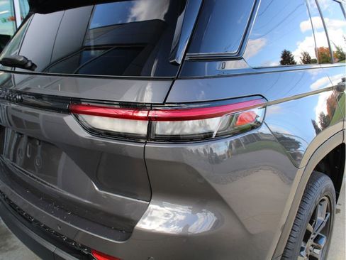 New 2025 Jeep Grand Cherokee Limited image 40