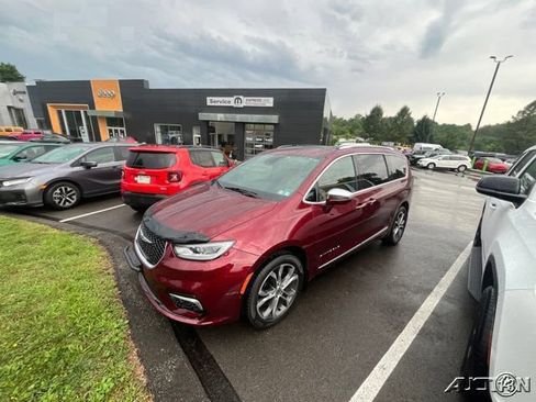 Used 2022 Chrysler Pacifica Pinnacle AWD/4WD image 1