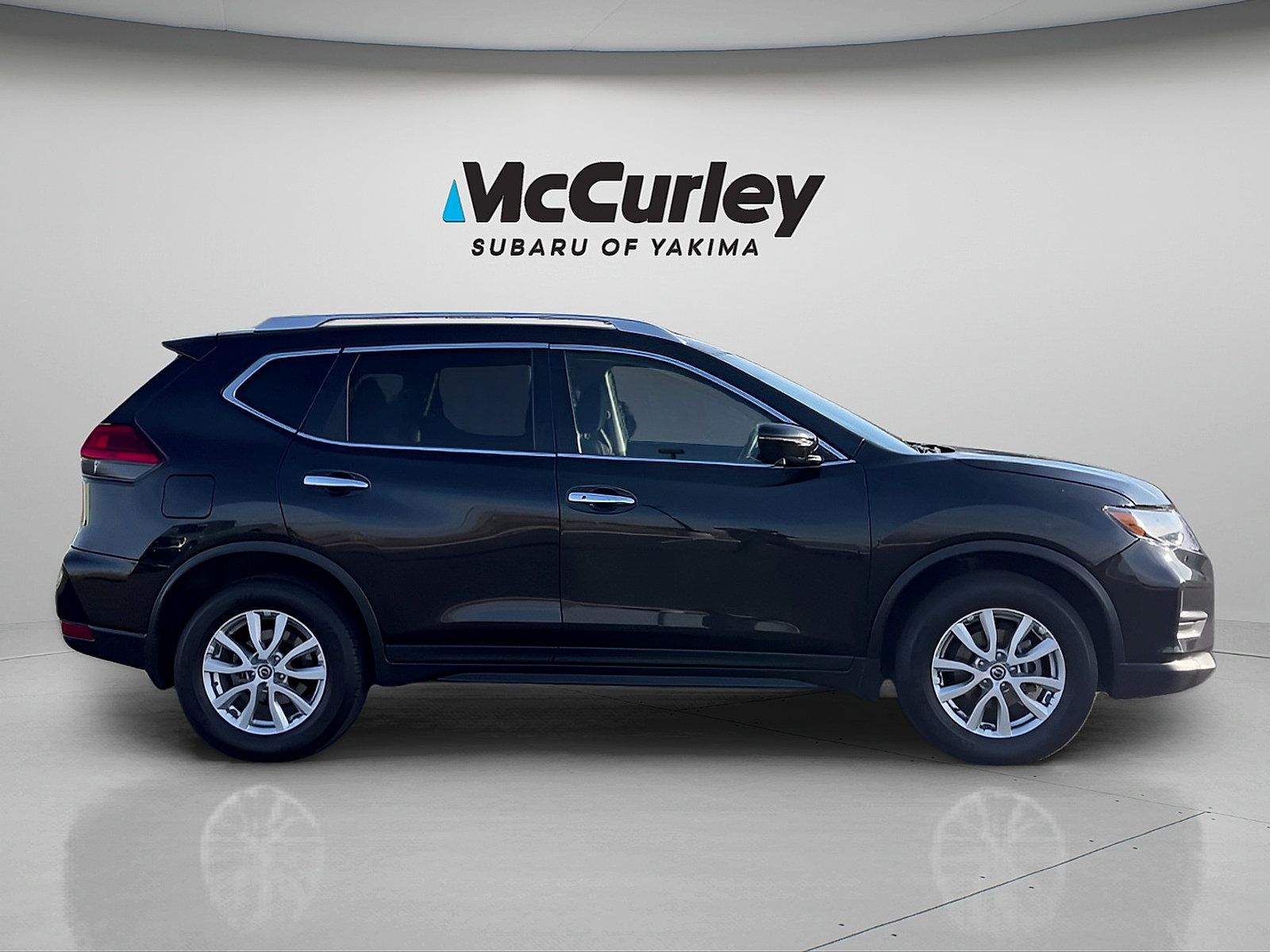 Used 2017 Nissan Rogue SV w/ SV Premium Package AWD/4WD image 6