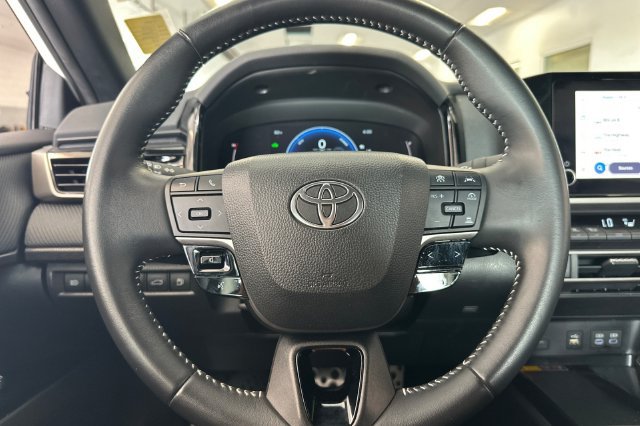 Used 2025 Toyota Camry SE FWD image 25