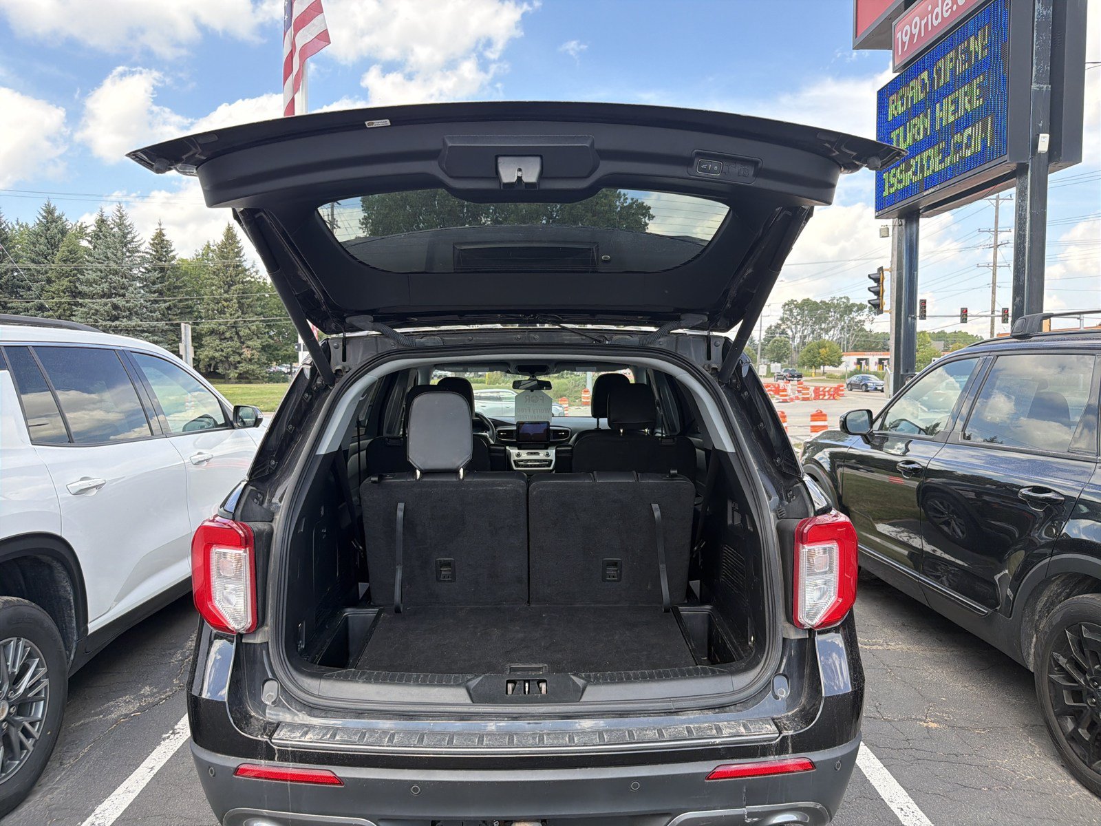 Used 2022 Ford Explorer XLT w/ XLT Sport Appearance Package AWD/4WD image 17