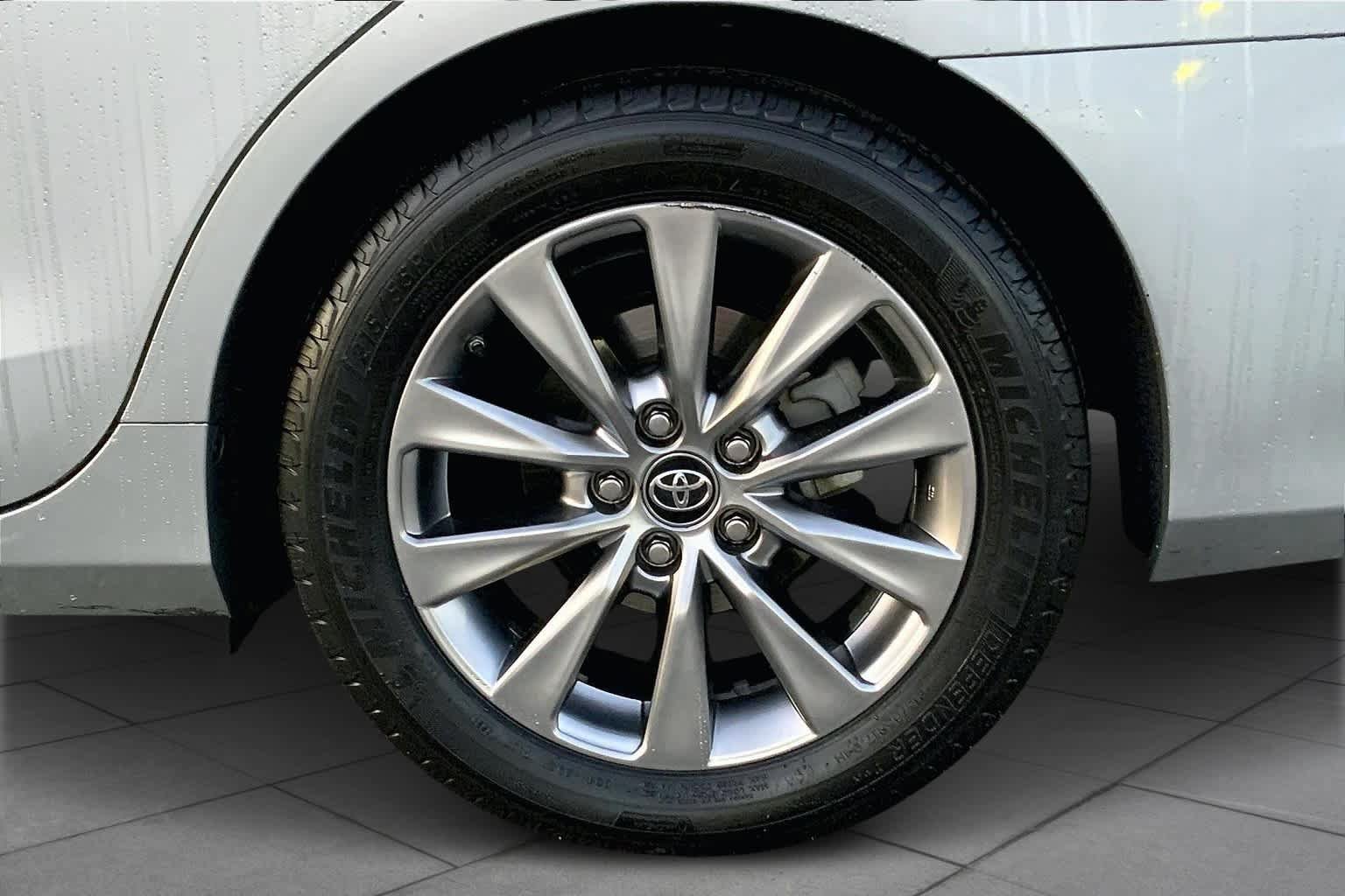 Used 2017 Toyota Camry XLE w/ Moonroof Package FWD image 11