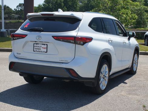 Used 2022 Toyota Highlander Limited FWD image 21