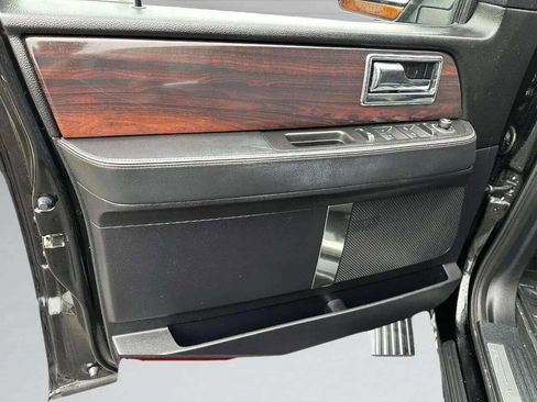 Used 2017 Lincoln Navigator Reserve image 41