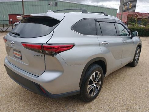 Used 2020 Toyota Highlander XLE image 19