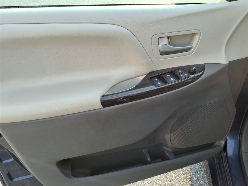 Used 2019 Toyota Sienna XLE w/ XLE Navigation Package FWD image 23