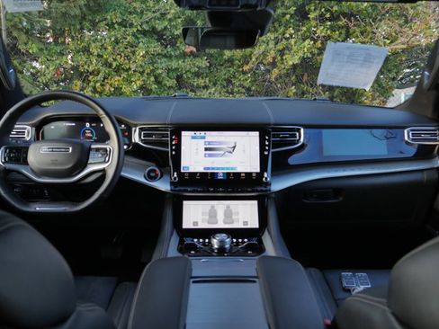 Used 2023 Jeep Grand Wagoneer 4WD image 10